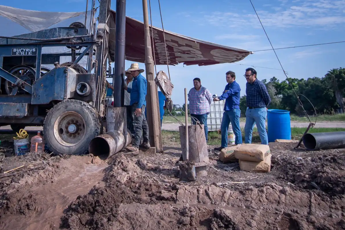 Juan de Dios Gámez supervisa excavación de un pozo profundo en la comunidad de Bachigualatito