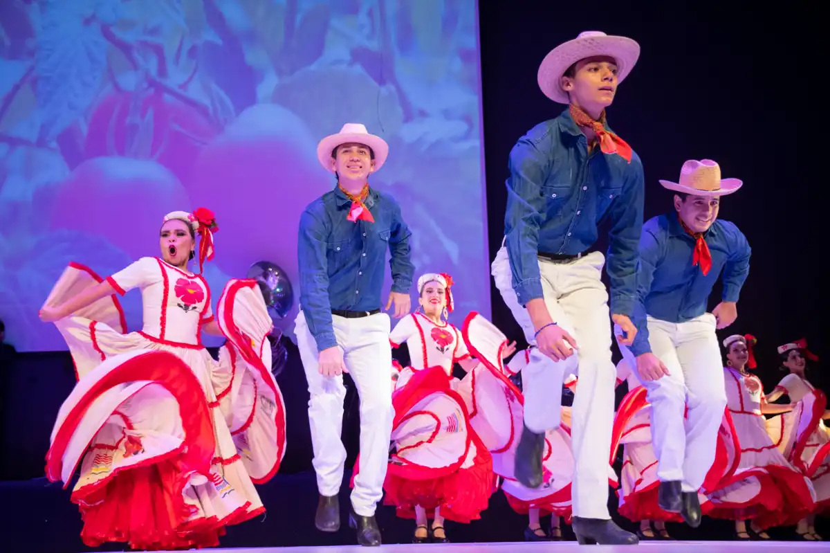 Compañía Folclórica Sinaloense apertura gala con espectacular presentación en el MIA