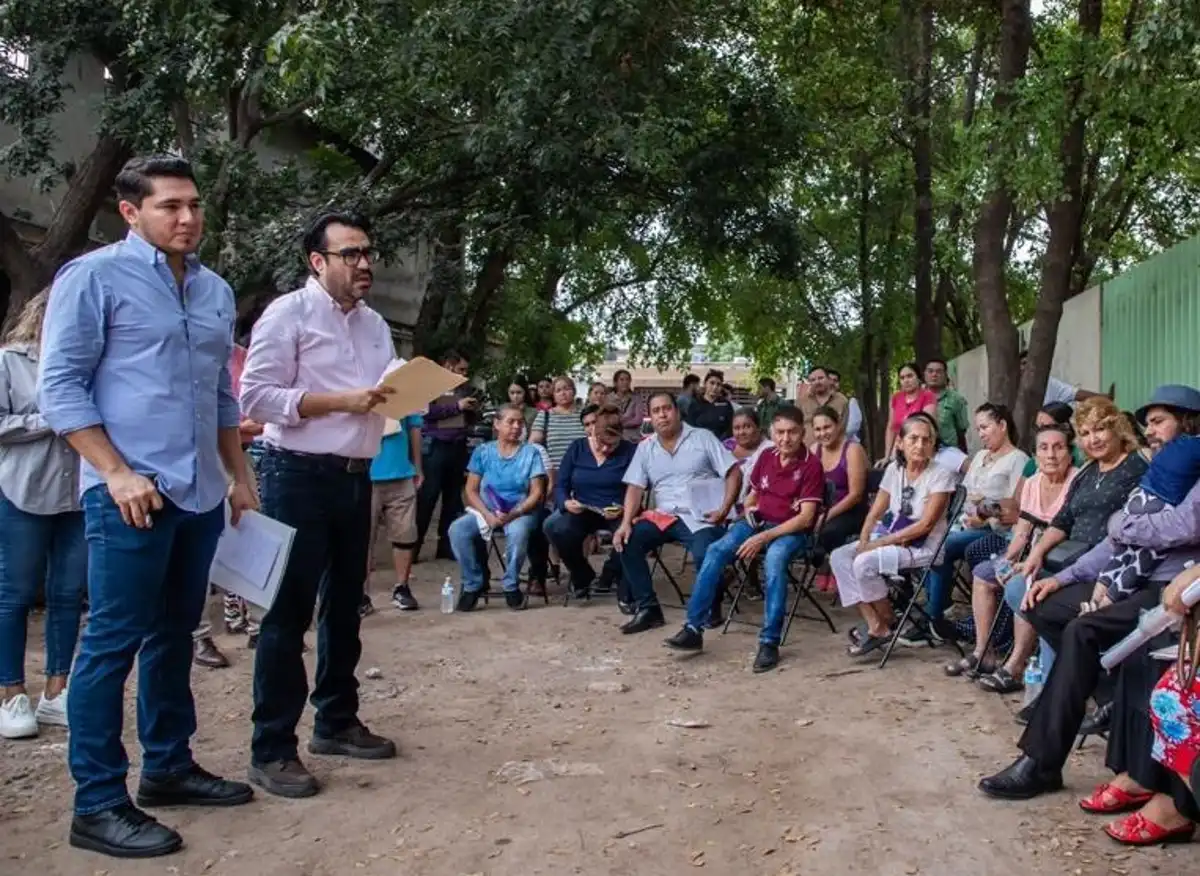 Juan de Dios Gámez se compromete a pavimentar dos calles en la colonia 21 de Marzo