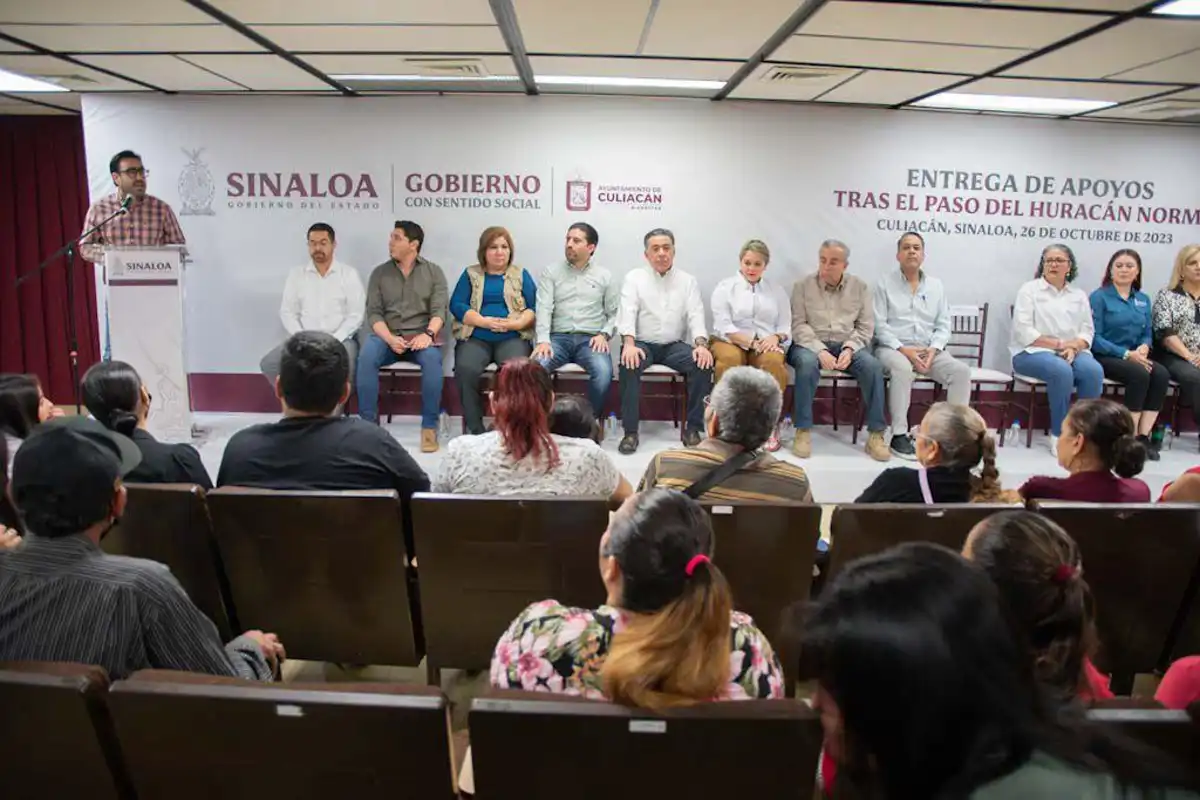 Entregan apoyos económicos a familias afectadas por "Norma"