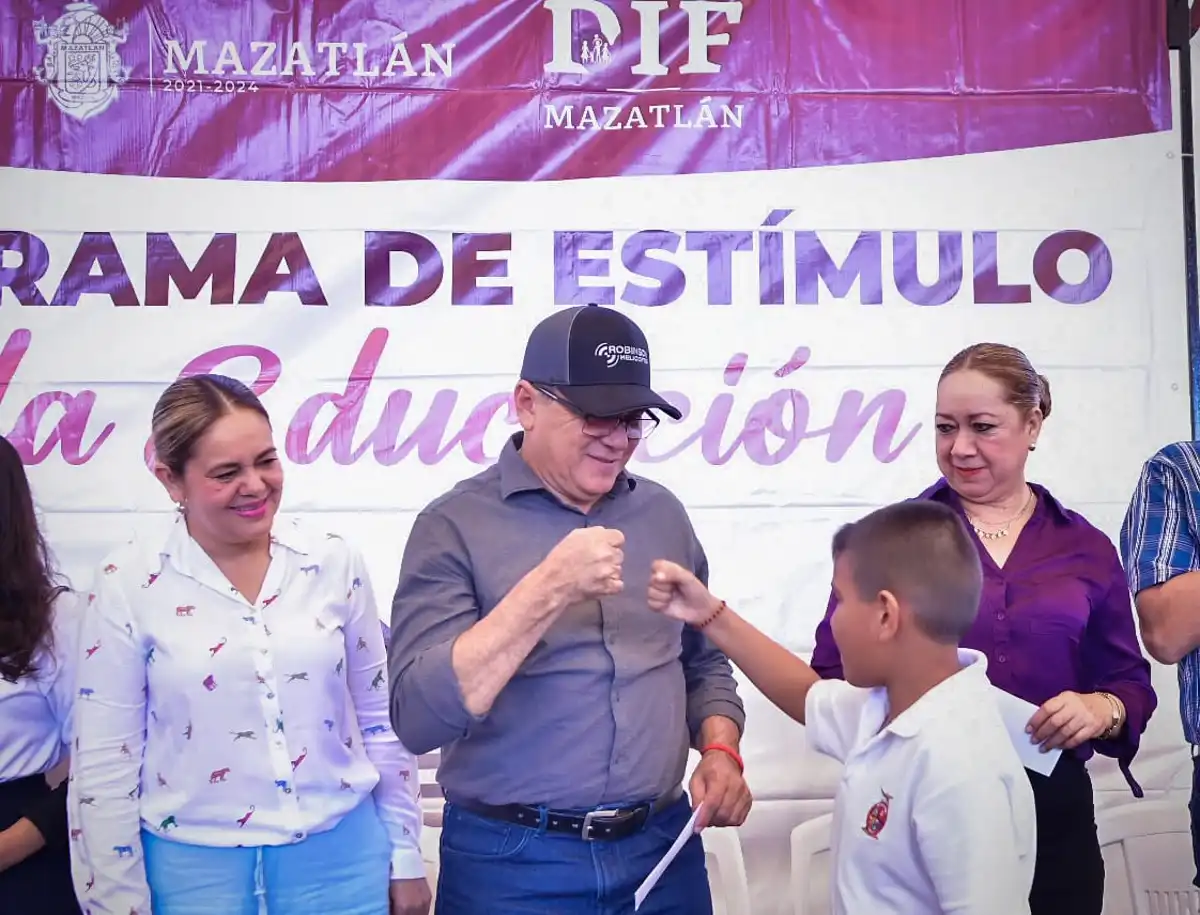 Entregan Sistema DIF y el Gobierno de Mazatlán 1 millón de pesos en becas para estudiantes de primaria