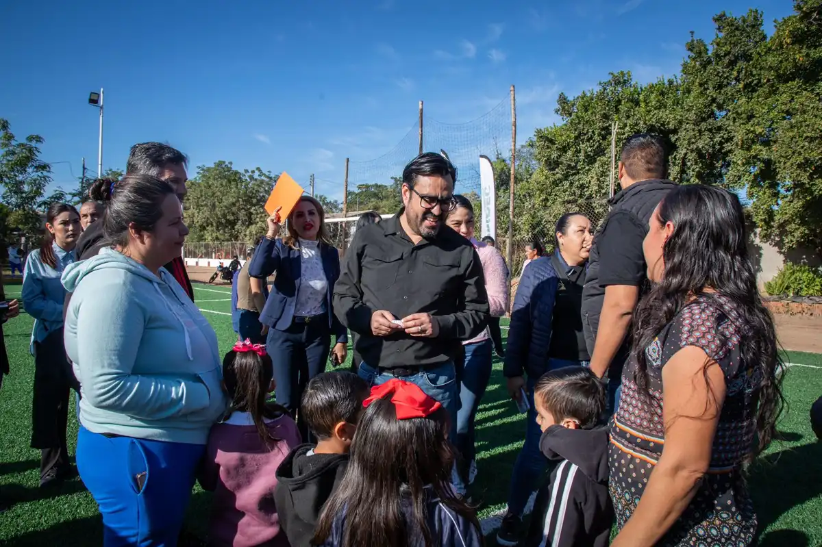 Juan de Dios Gámez cumple compromisos en la sindicatura de Tepuche