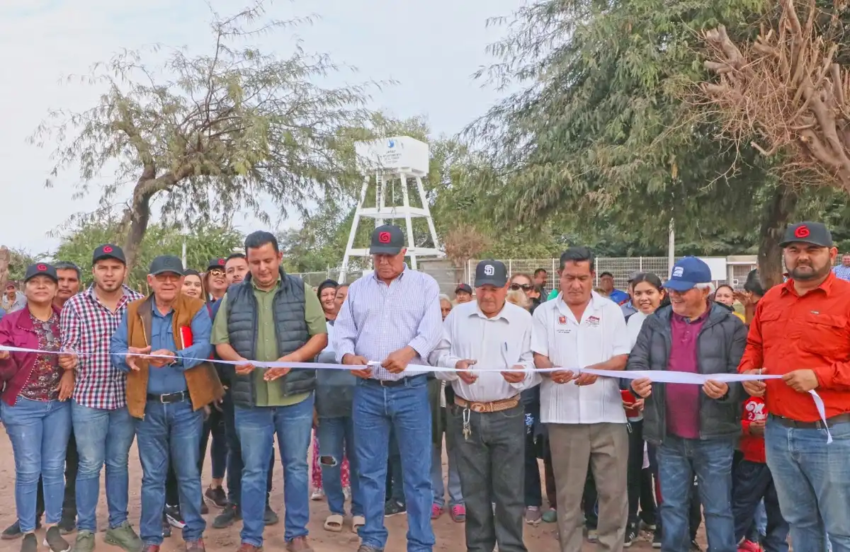 Alcalde Gildardo Leyva Ortega realiza entrega de obra social en ocho comunidades