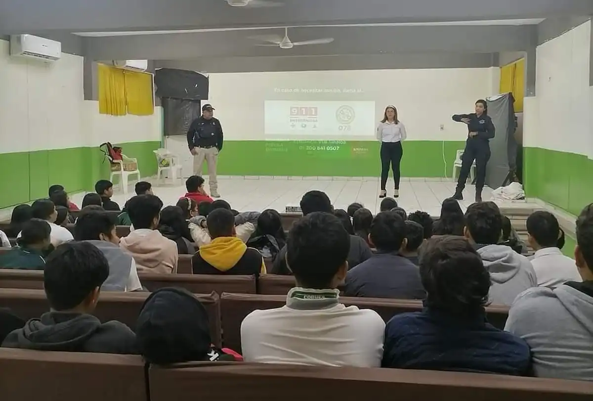 Seguridad Pública y tránsito municipal participan en taller de orientación en el Cobaes 42