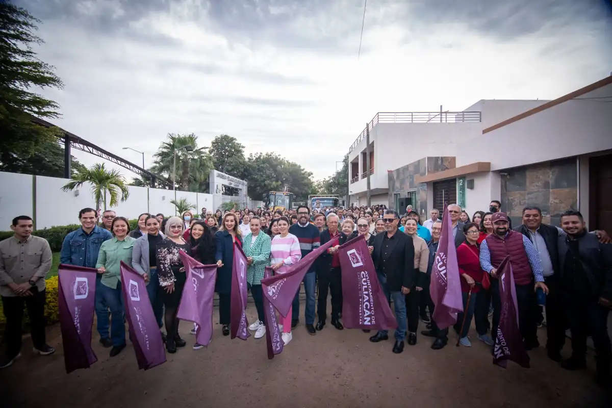 Juan de Dios Gámez acude a banderazo de pavimentación de calle gestionada desde hace 40 años