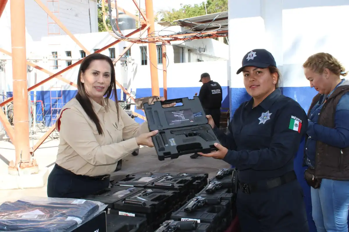 Reciben uniformes elementos de seguridad pública