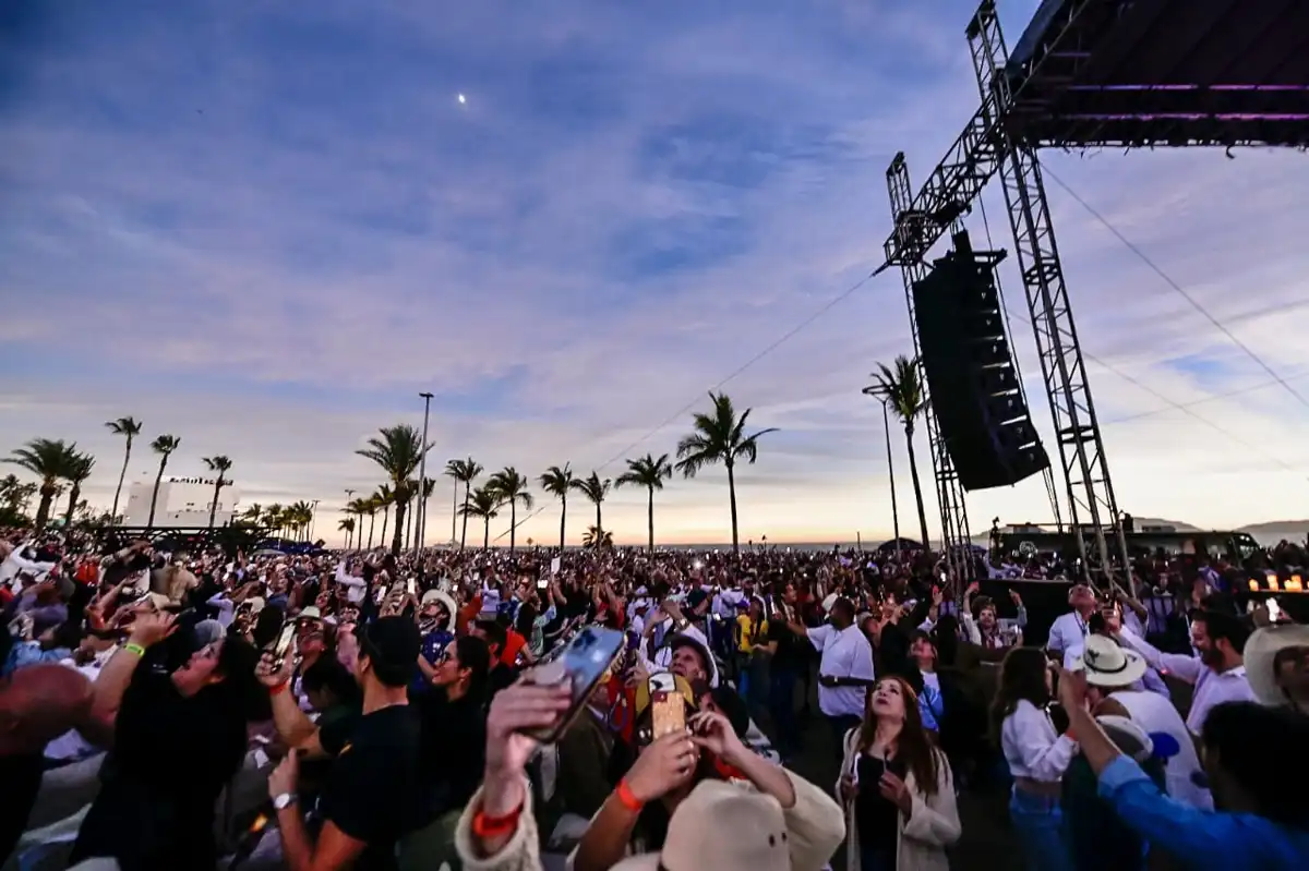 Miles de personas abarrotan la Avenida del Mar para presenciar el “Eclipse Total de Sol”