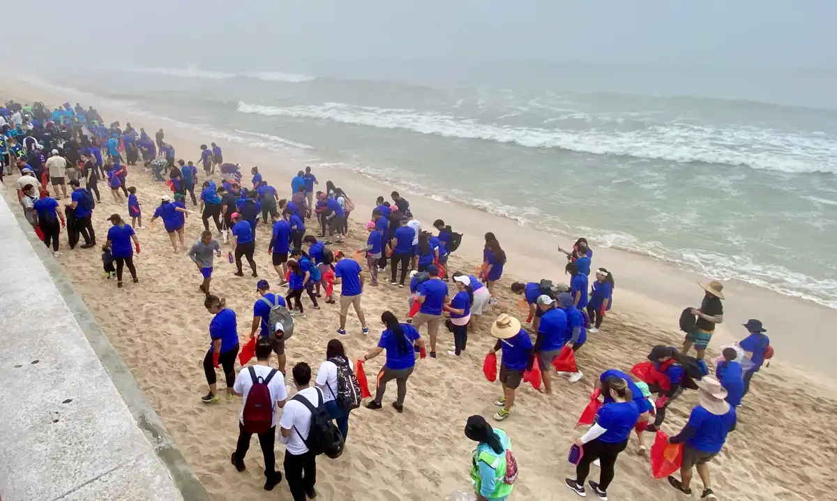 Operadora de playas, escuelas y empresas conmemoran el Día de la Madre Tierra con limpieza de playa