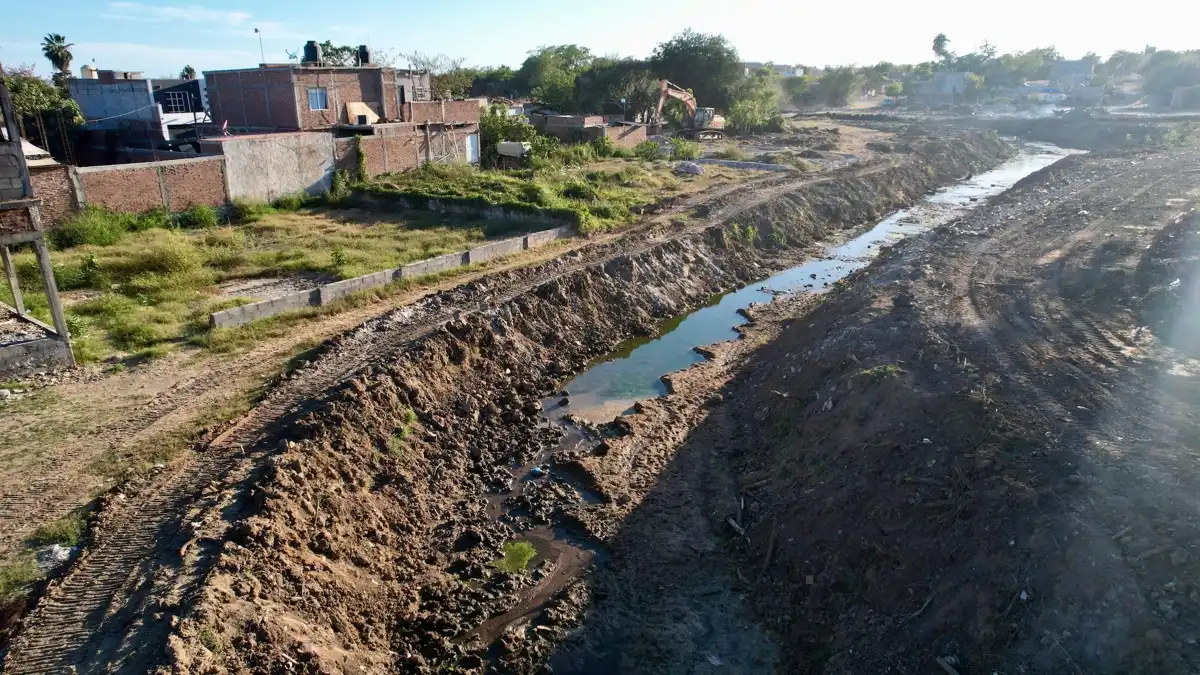 Previenen inundaciones en Presas del Valle con desazolve del canal que pasa por el asentamiento