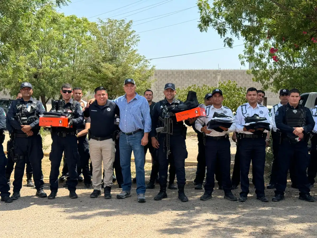 Entregan uniformes a elementos de Seguridad Pública y Tránsito Municipal
