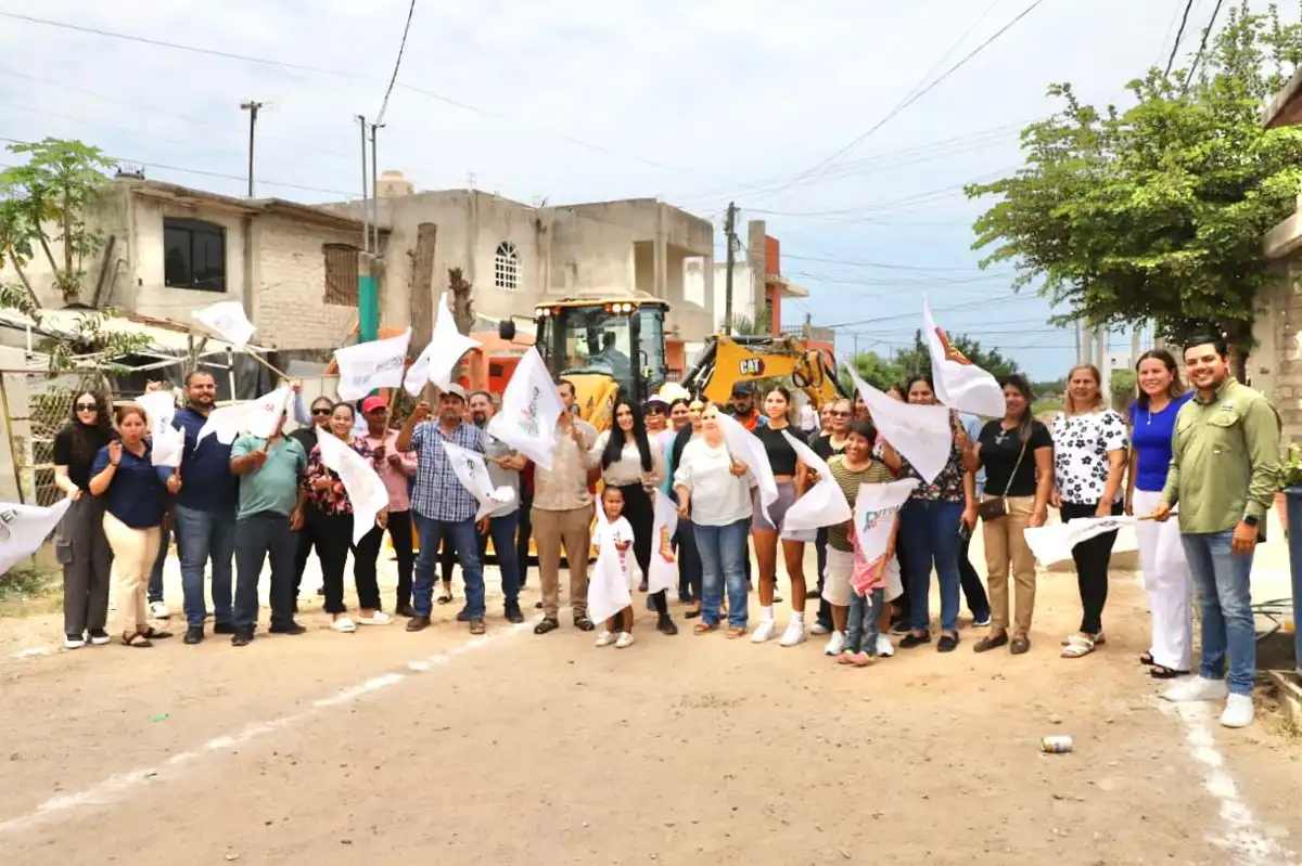 Ana Karen Val pone en marcha pavimentación en Las Brisas