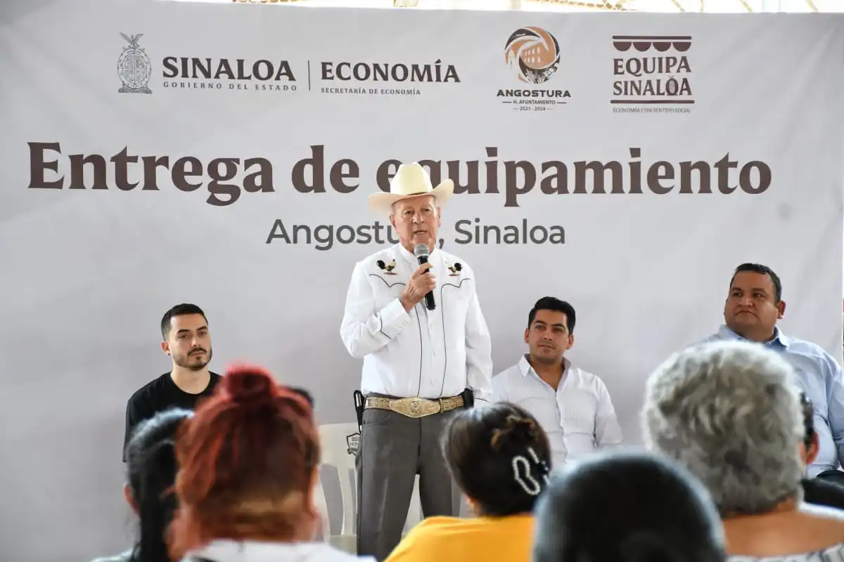 Entregan apoyos a jóvenes emprenderores y comerciantes en Angostura, alcalde Miguel Ángel Angulo Acosta