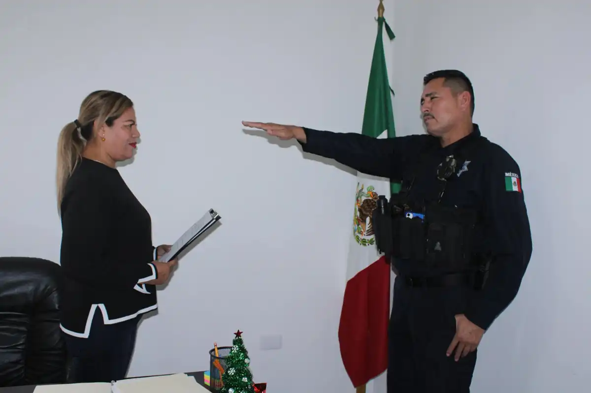 Evangelina Llanes toma protesta a Ezequiel Leyva como Director de Seguridad en Juan José Ríos