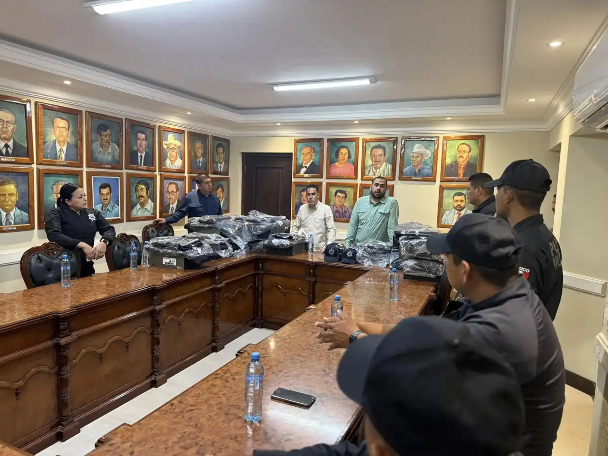 San Ignacio equipa a su policía con nuevos uniformes