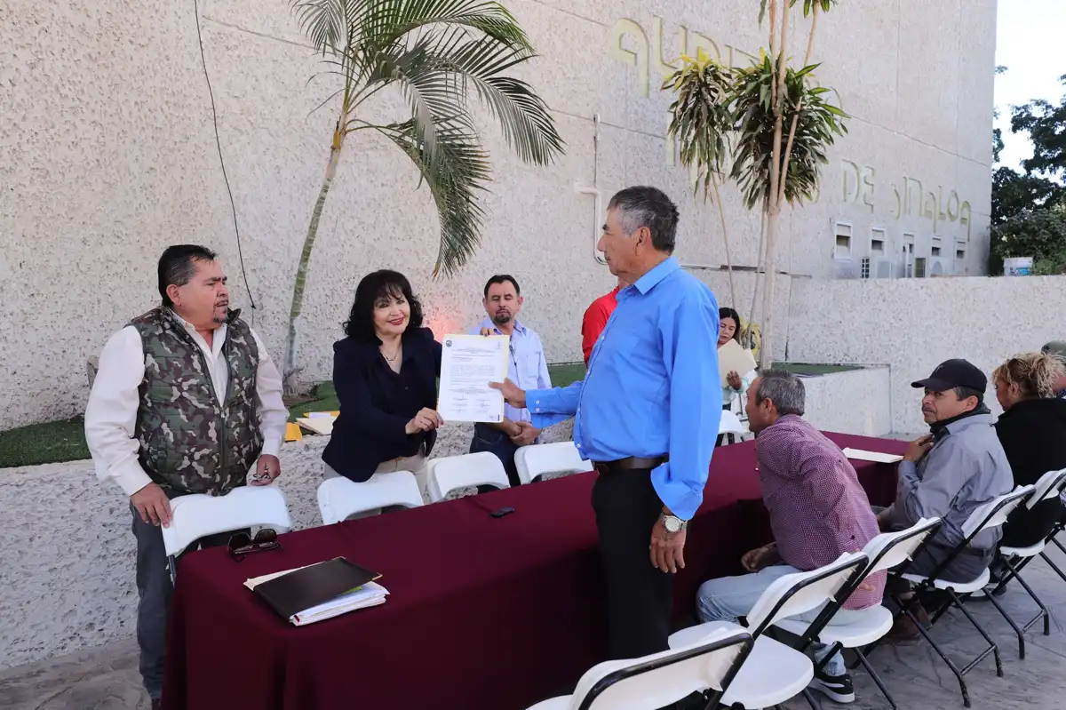 Inicia entrega de constancias a aspirantes a síndicos y comisarios municipales