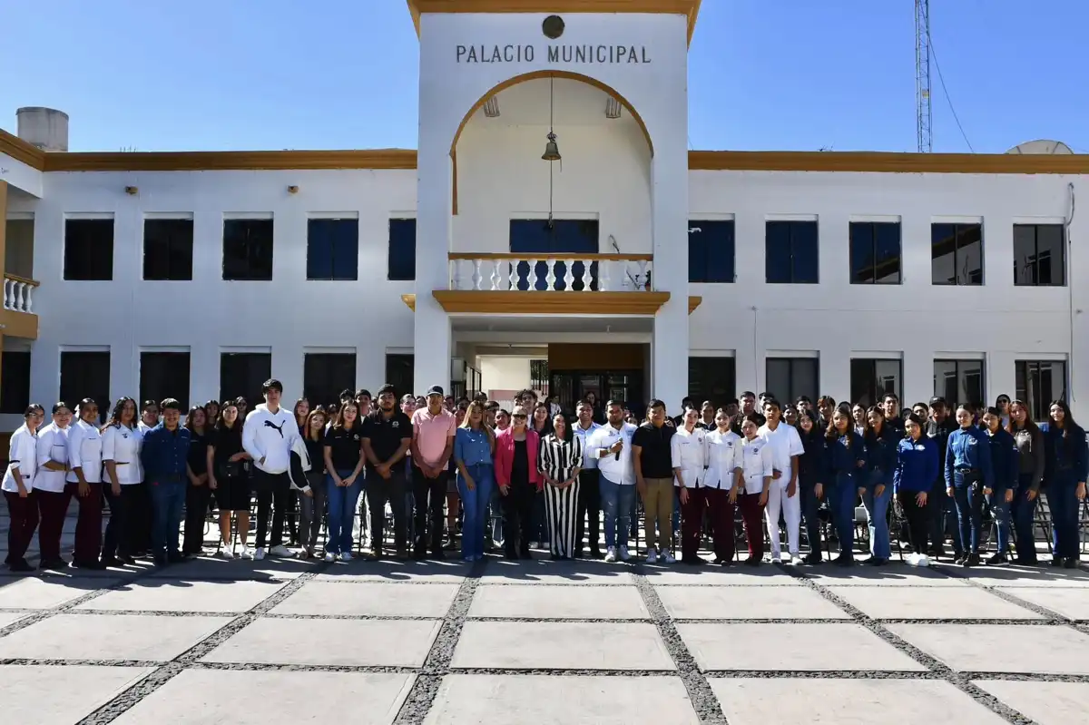 Becas municipales regresan para universitarios en Choix con apoyo económico bimestral