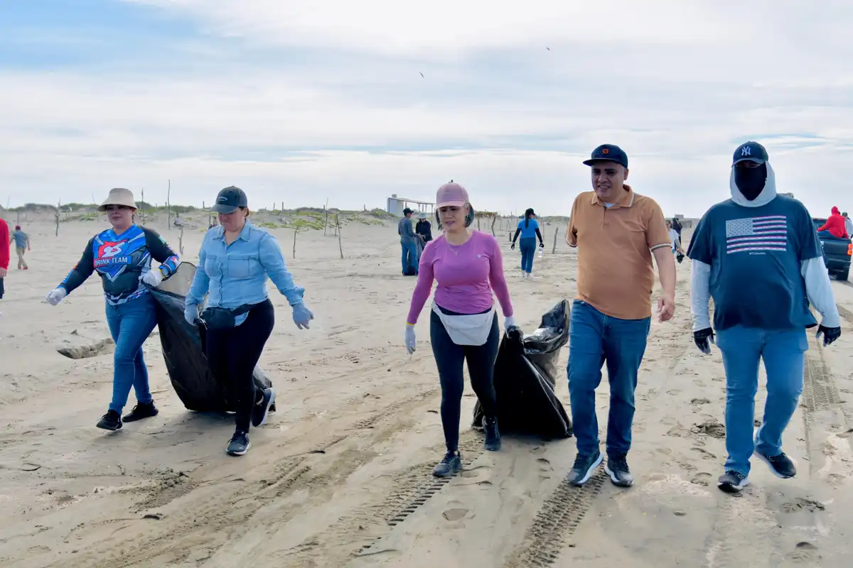 Presidenta Municipal de Salvador Alvarado encabeza limpieza de playas en Bellavista