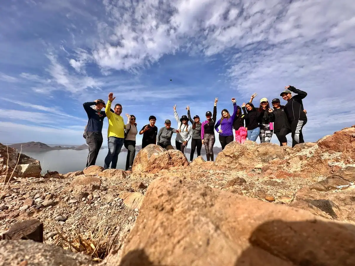 Jóvenes de Juan José Ríos participan en actividad de senderismo en Cerro Cabezón