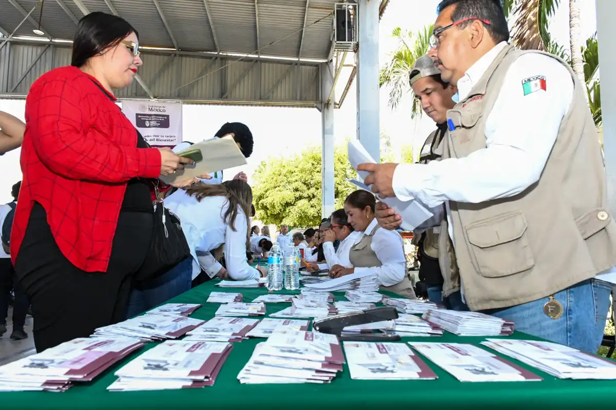 Entregan Tarjetas del Bienestar beneficia a más de 100 estudiantes de CONALEP Culiacán 2