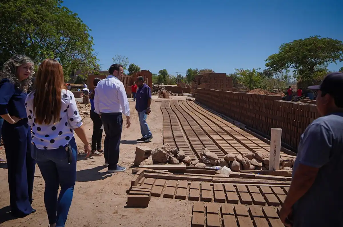 Gobierno de Rocha respalda a más de 100 productores de ladrillo en Culiacán con apoyos directos