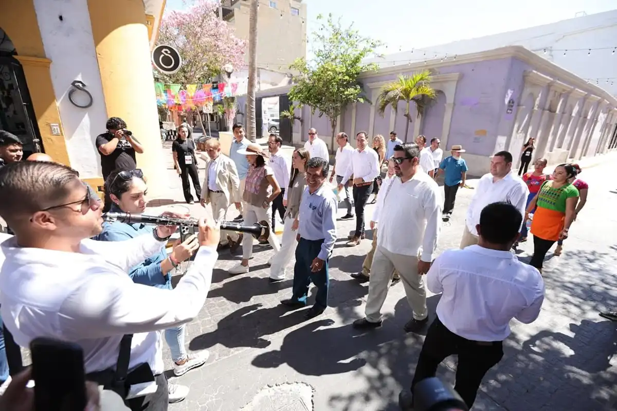 Josefina Rodríguez Zamora recorre el Centro Histórico de Mazatlán y reafirma respaldo al turismo sinaloense