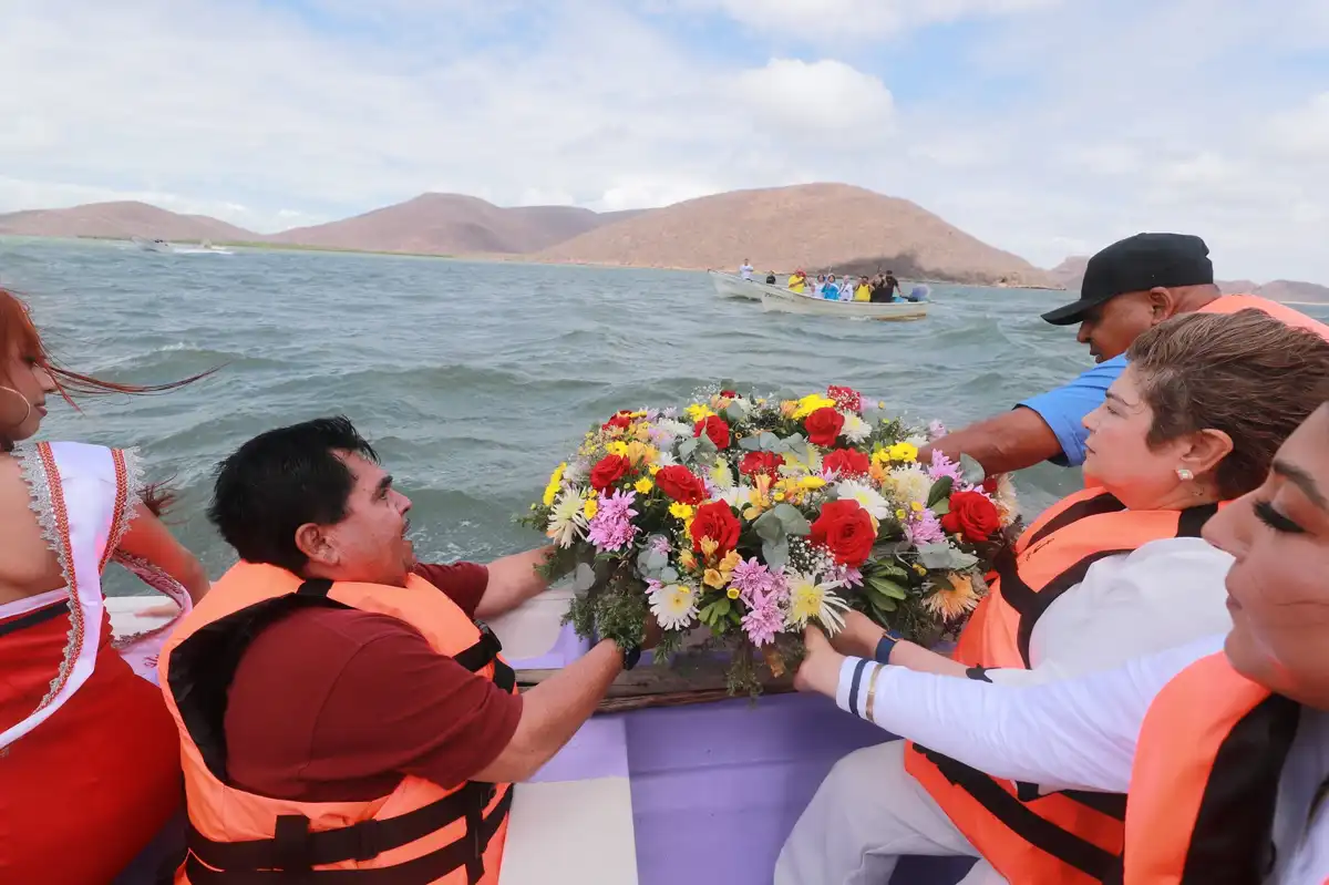 Conmemoran en El Huitussi a los hombres y mujeres del mar con ofrenda floral en la Bahía de Navachiste