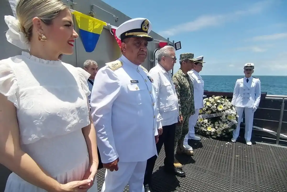 Gobernador Rocha encabeza homenaje por el Día de la Marina en Mazatlán