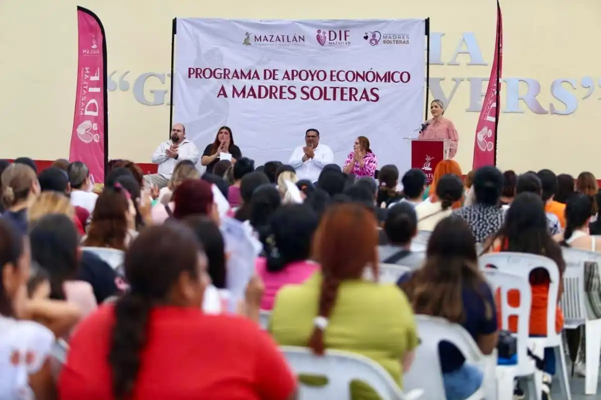 Entregan apoyos a madres solteras en Mazatlán para impulsar su bienestar y desarrollo