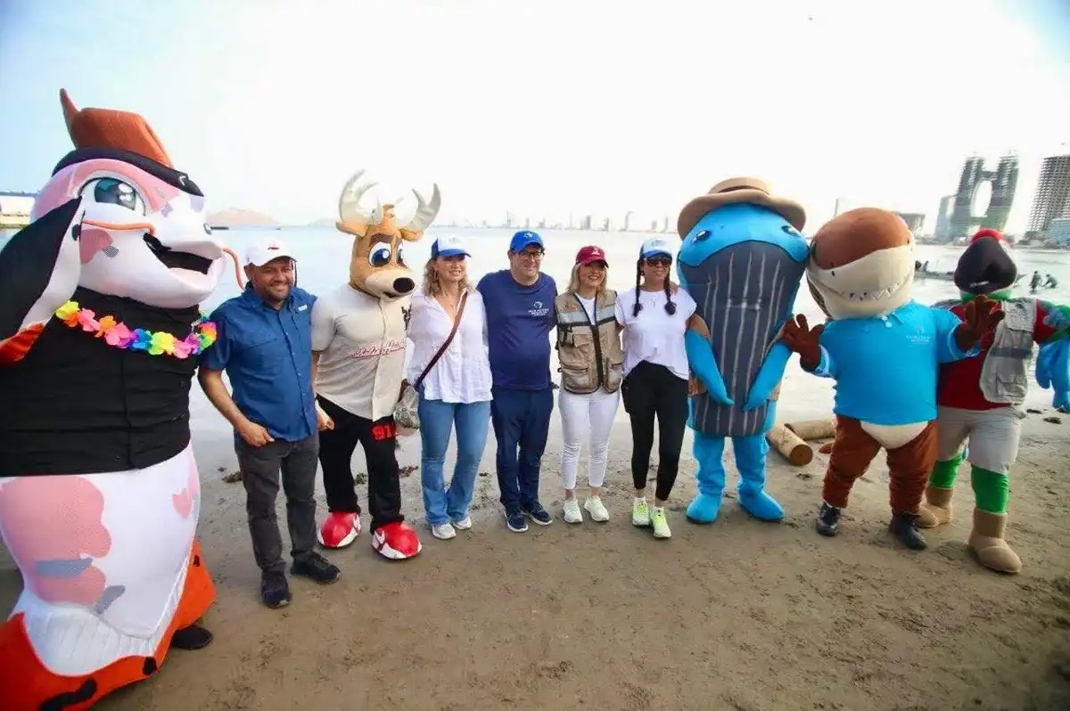 Estrella Palacios encabeza limpieza masiva de playas en Mazatlán por el Día de los Océanos