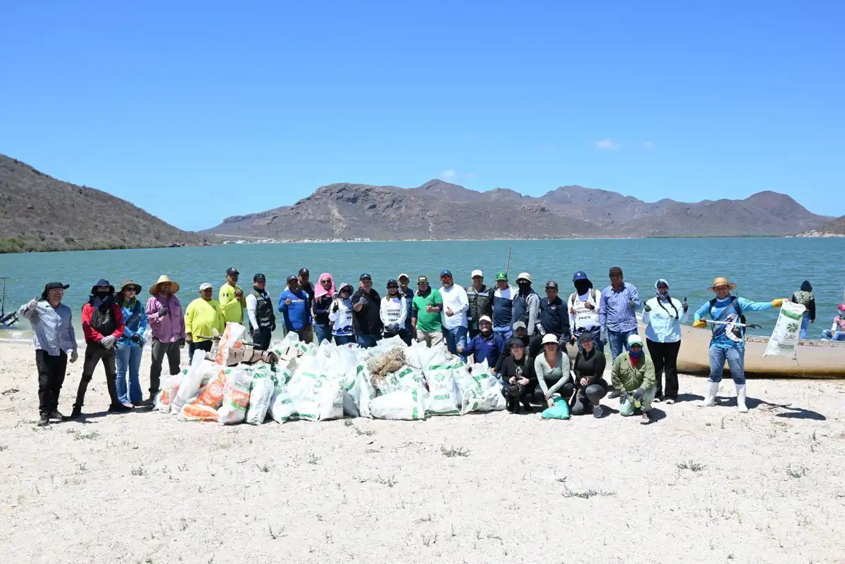 Alcaldesa de Juan José Ríos lidera limpieza en playa Las Chivas para proteger el ecosistema