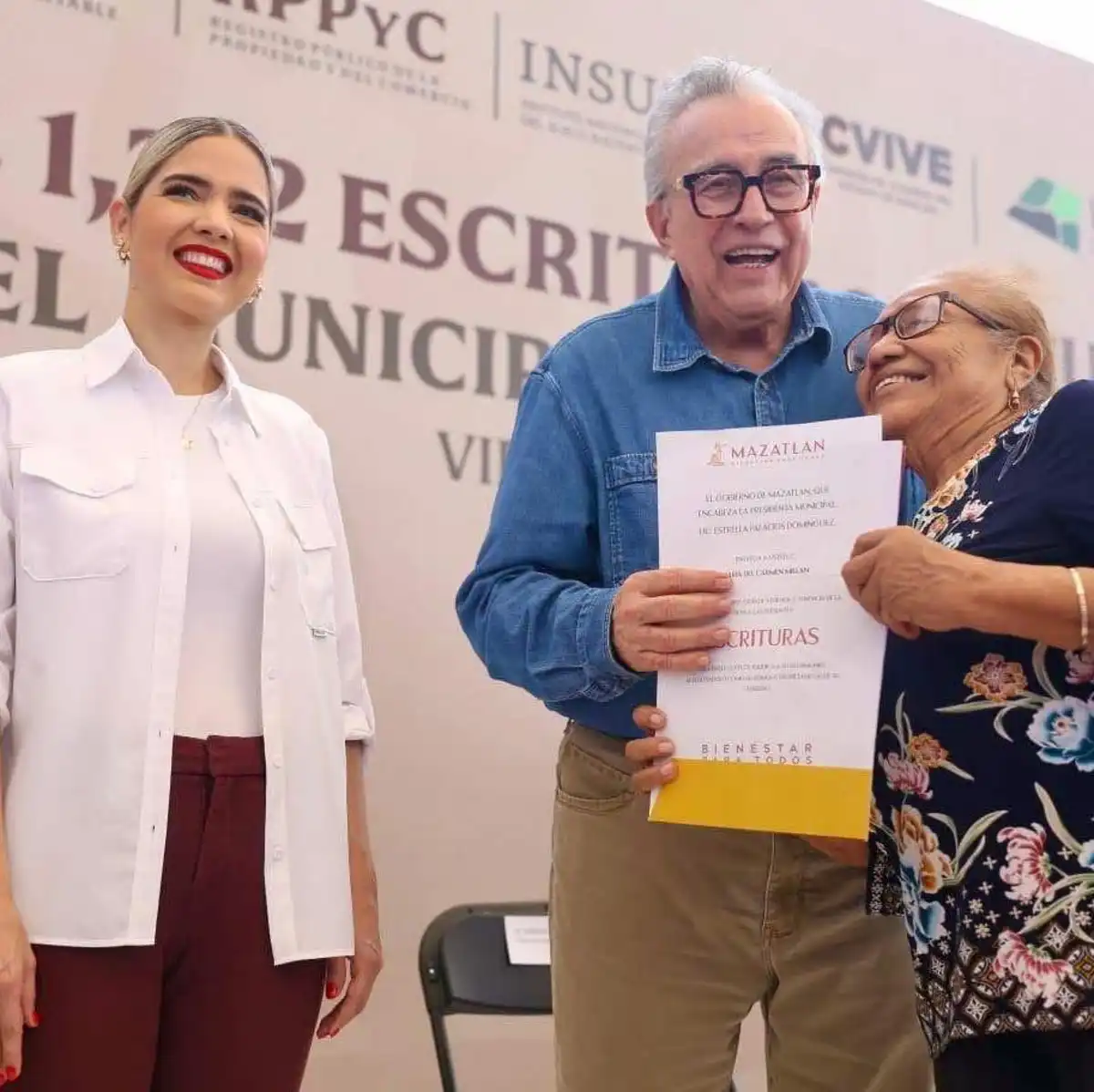 Rubén Rocha Moya y Estrella Palacios entregan escrituras a más de mil familias mazatlecas