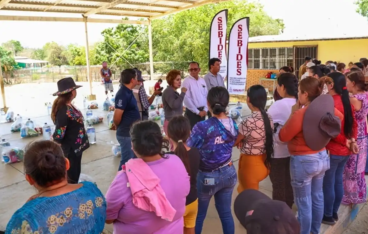 Gobierno de Sinaloa apoya a familias que regresan a Las Iguanas y Palmillas con brigadas humanitarias