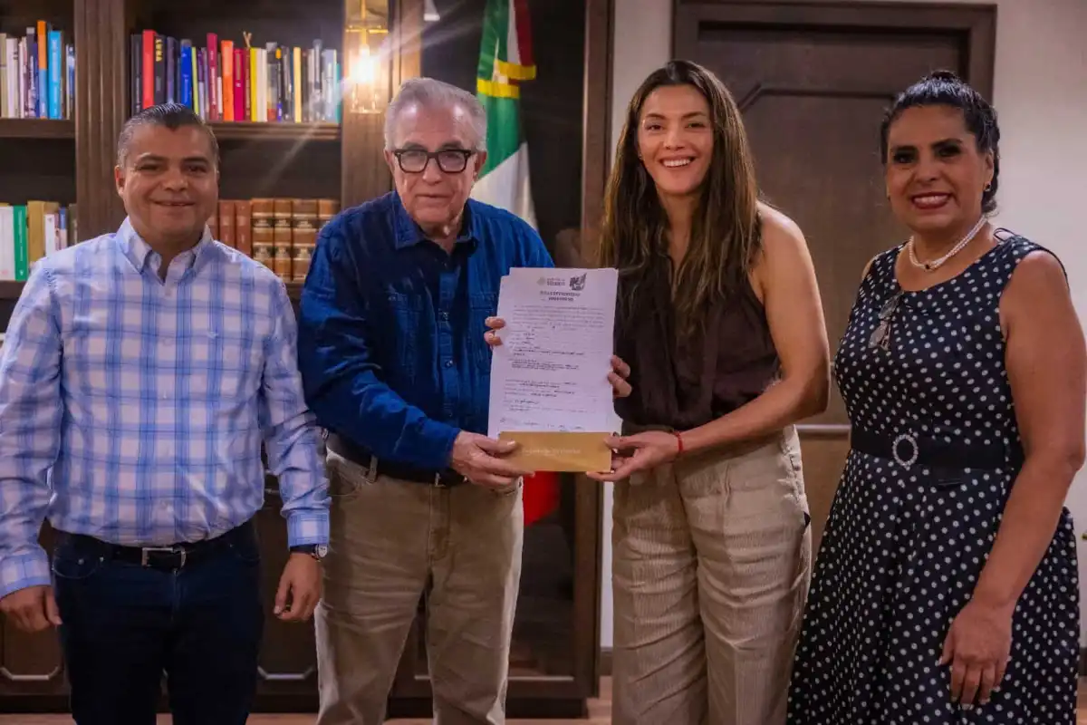 Gobernador Rocha entrega casa a los padres de María del Rosario Espinoza y reconoce su trayectoria olímpica