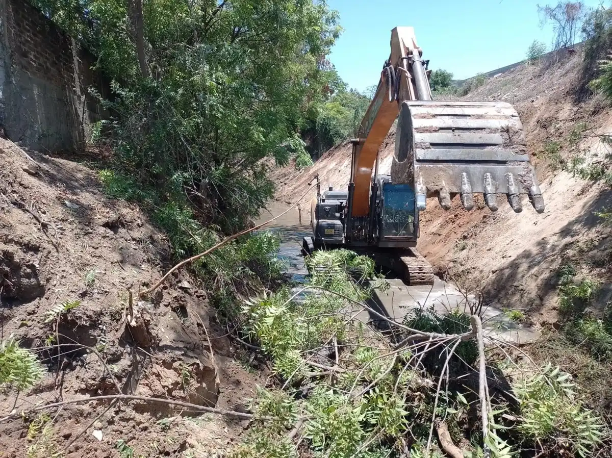 Gobierno de Mazatlán intensifica limpieza de drenes y canales para enfrentar temporada de lluvias