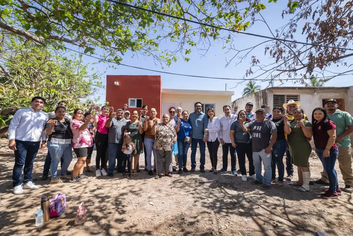 Alcalde Juan de Dios Gámez entrega puente vehicular y viviendas en Higueras de Abuya