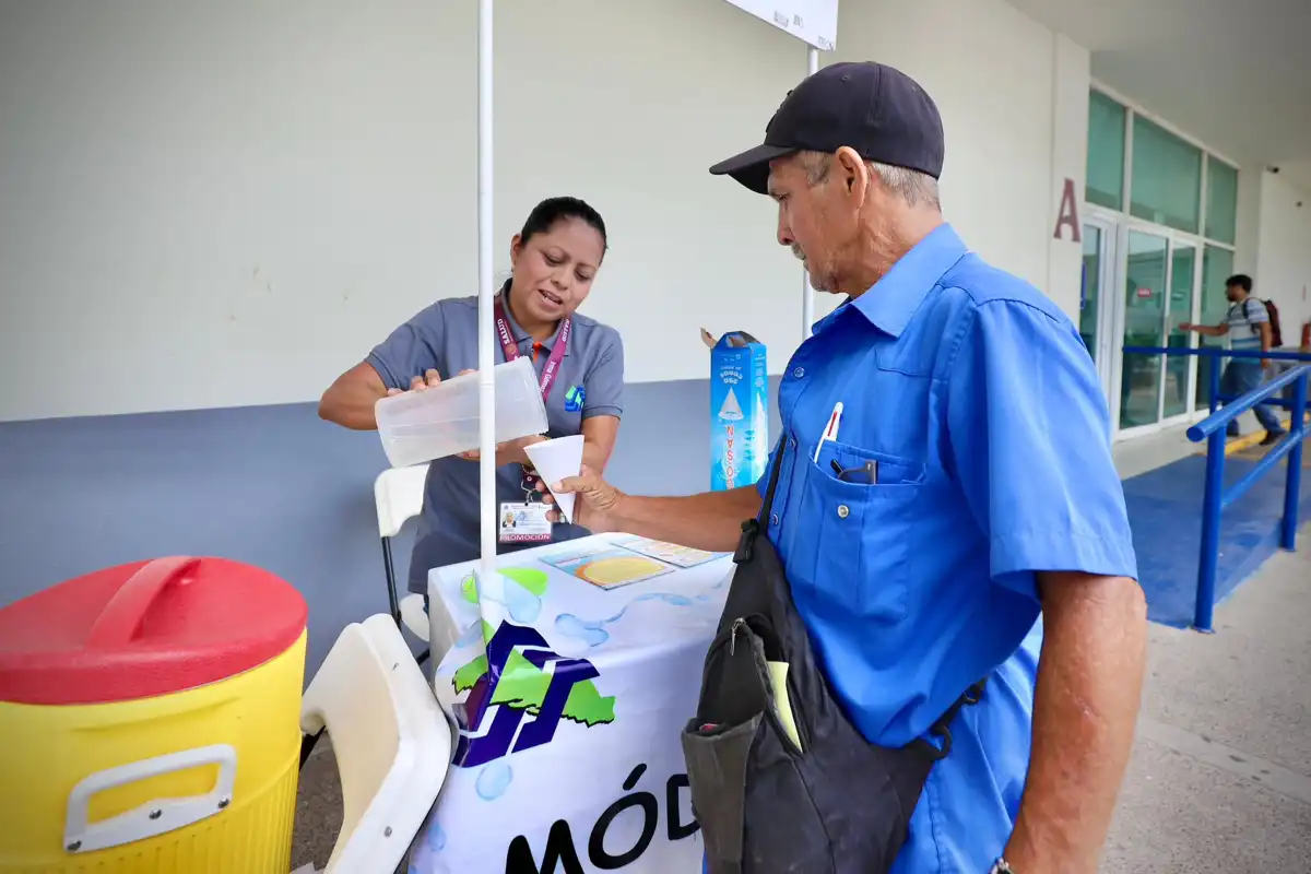 Activan puntos de hidratación para prevenir golpes de calor en seis municipios