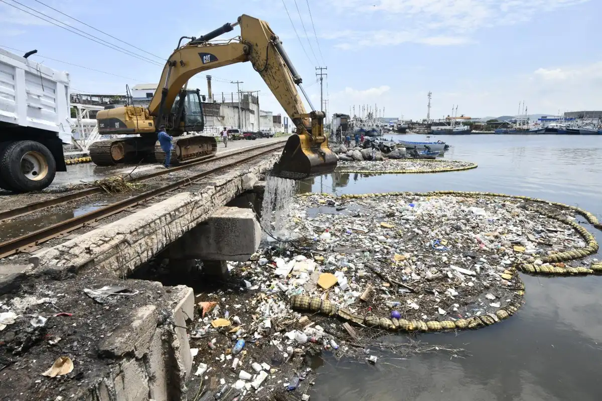 Retiran toneladas de basura de biobarda en jornada ambiental en Mazatlán