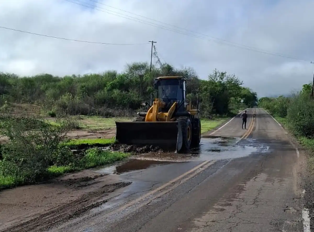 Realizan trabajos de mantenimiento en la carretera San Ignacio – Coyotitán para mejorar seguridad vial