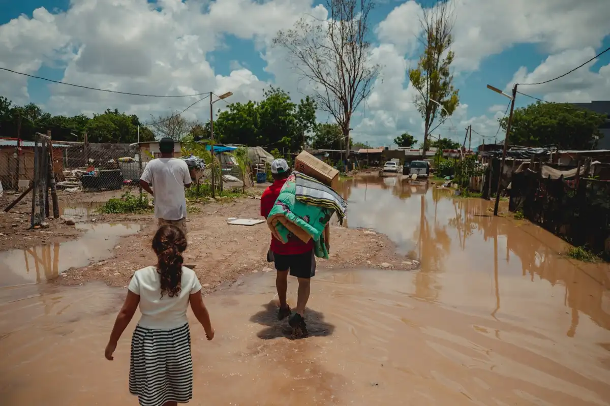 DIF Sinaloa entrega apoyos a familias afectadas por lluvias en la colonia Valle del Cardenal