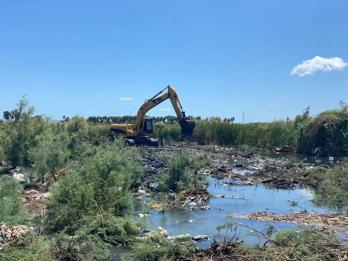 Inician trabajos de dragado en el Dren 9 de Juan José Ríos para prevenir inundaciones