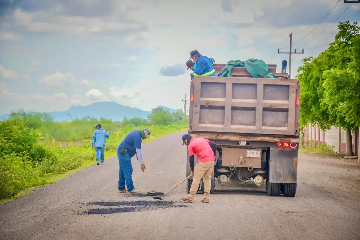 Realizan bacheo en camino Lucio Blanco–Las Golondrinas para mejorar tránsito rural en Salvador Alvarado