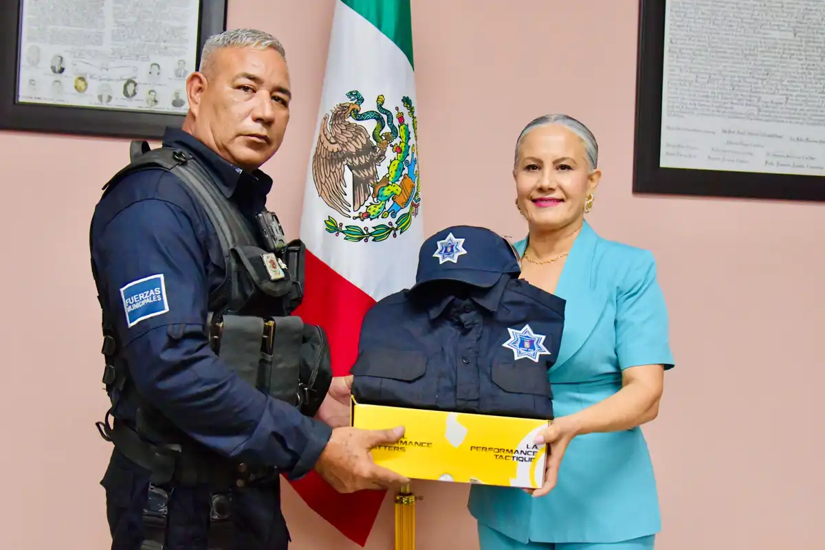 Lupita López entrega uniformes a policías de Salvador Alvarado para fortalecer la seguridad