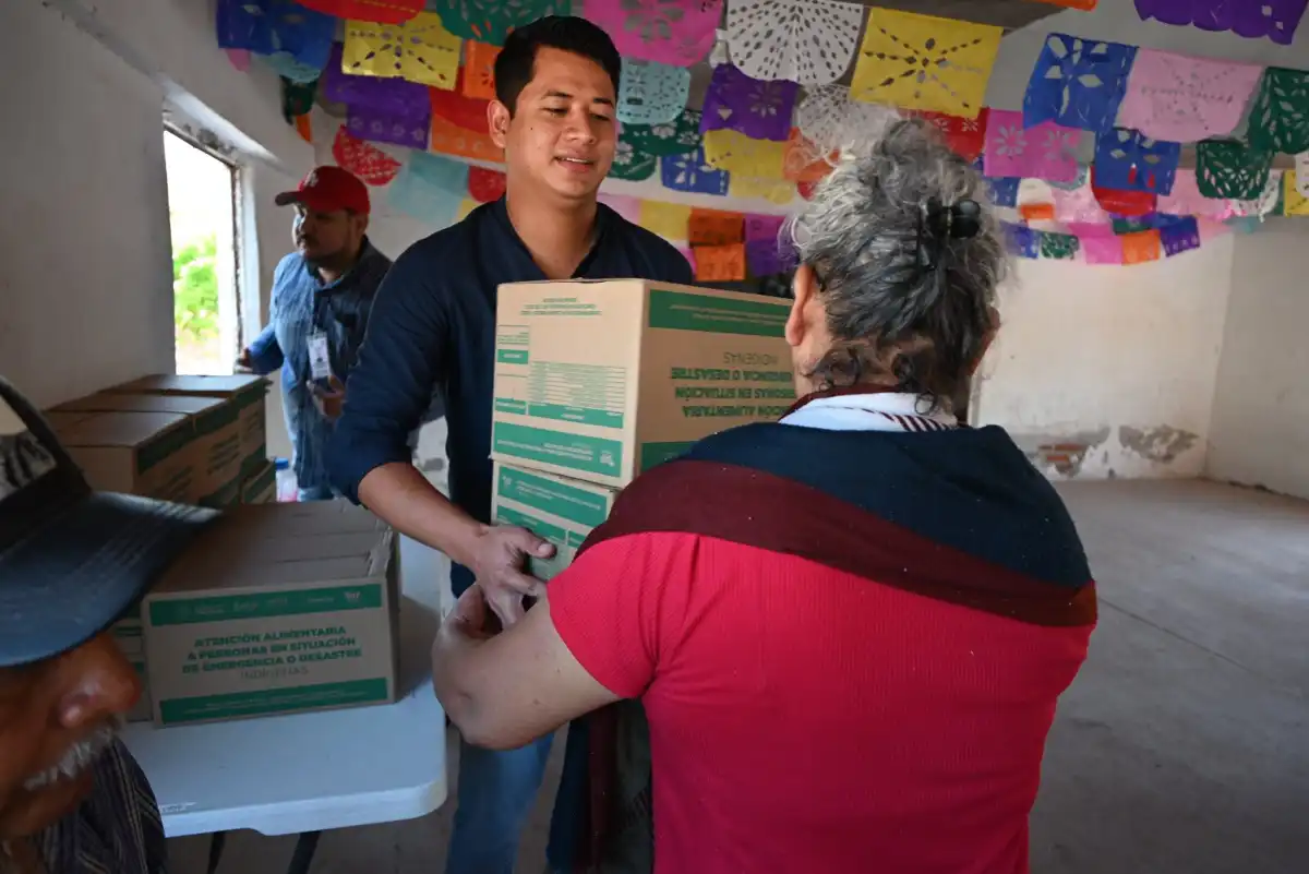 DIF Municipal entrega asistencia alimentaria a familias de pueblos originarios en Lázaro Cárdenas