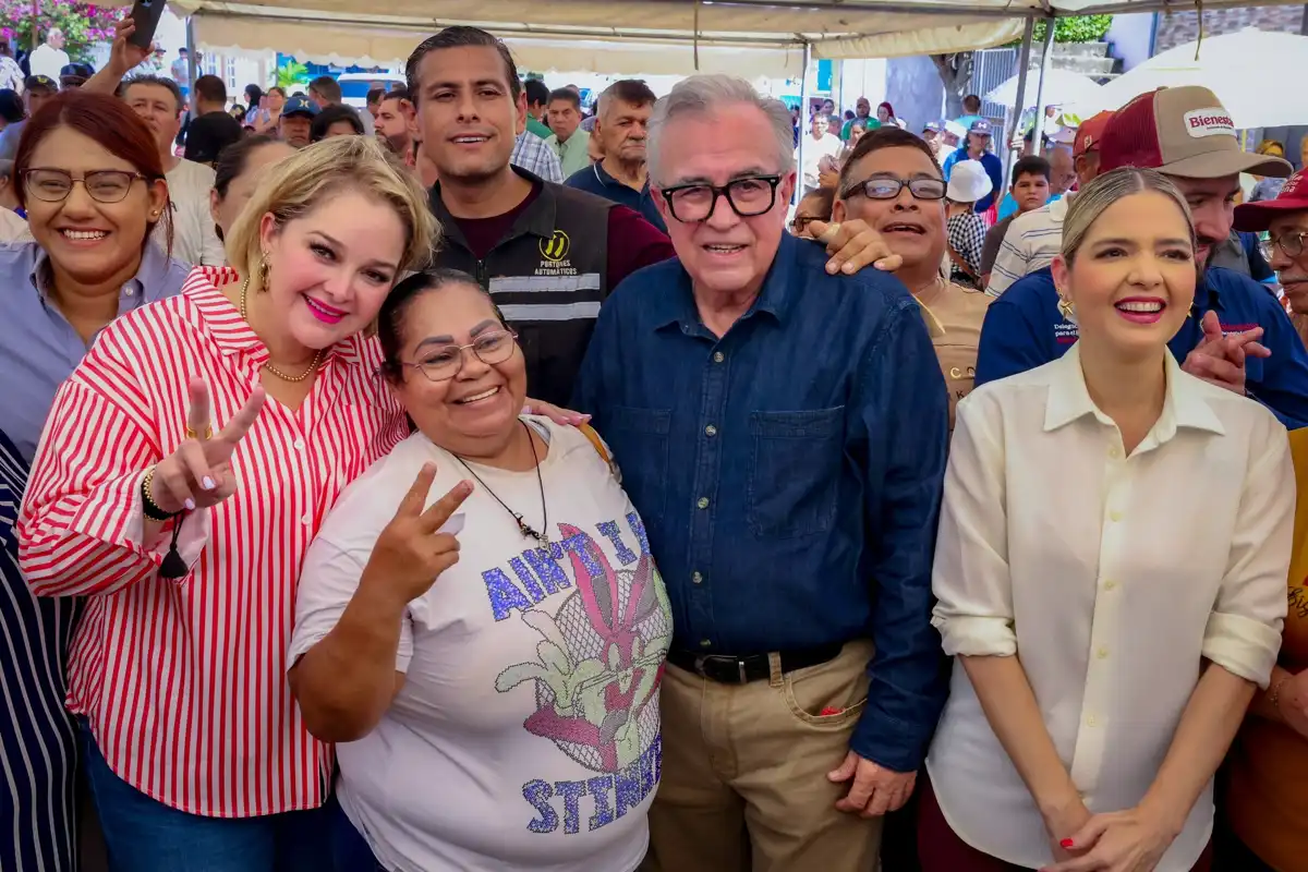 Rocha Moya entrega apoyos a familias afectadas por lluvias en Mazatlán