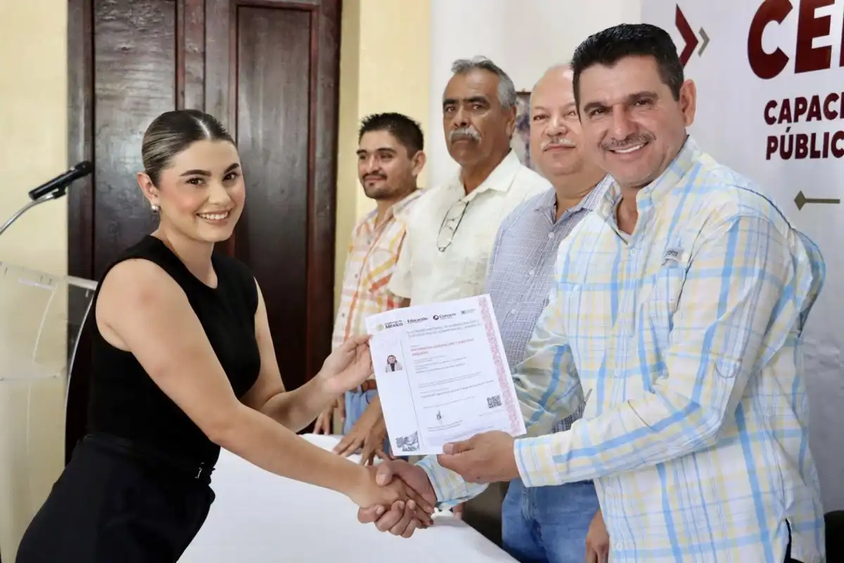 Certifican a funcionarios en competencias laborales para mejorar la atención ciudadana