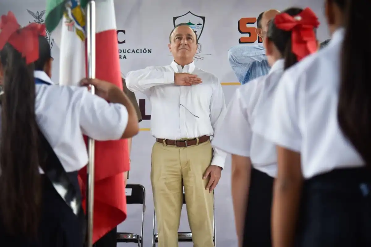 Inauguran ciclo escolar 2025-2026 con entrega de libros, uniformes y útiles escolares