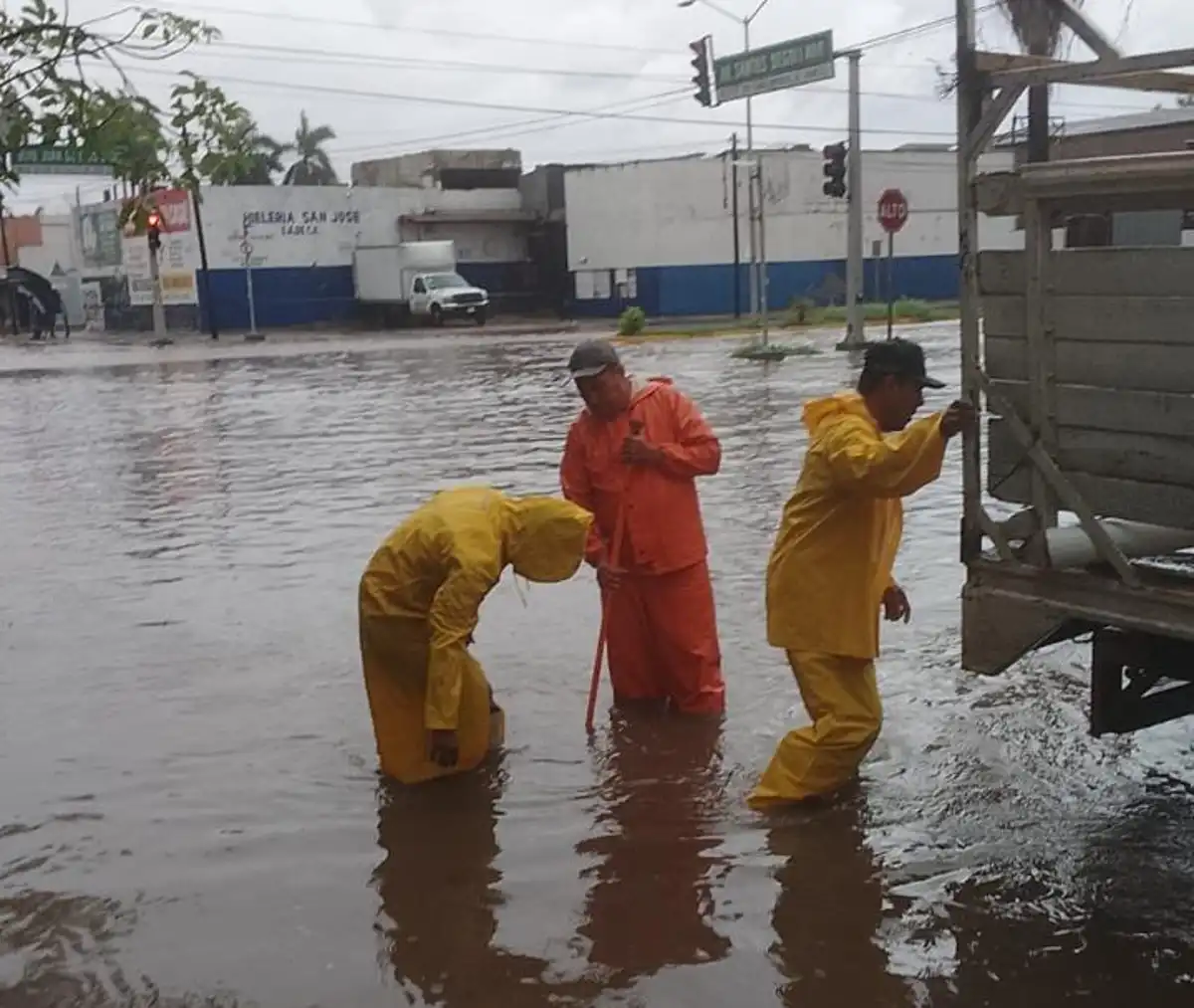 Refuerzan acciones ante inundaciones por intensas lluvias en Los Mochis