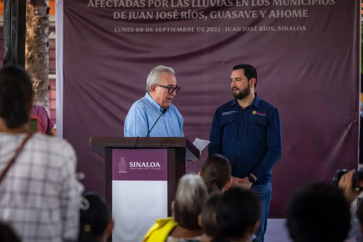 Rocha Moya entrega apoyos y anuncia obras tras afectaciones por lluvias en Juan José Ríos