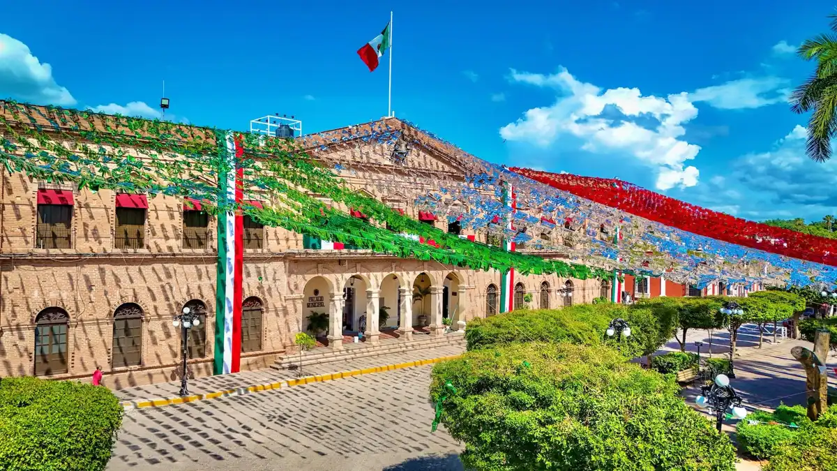 El Fuerte luce sus colores patrios rumbo a La Fiesta de México 2025