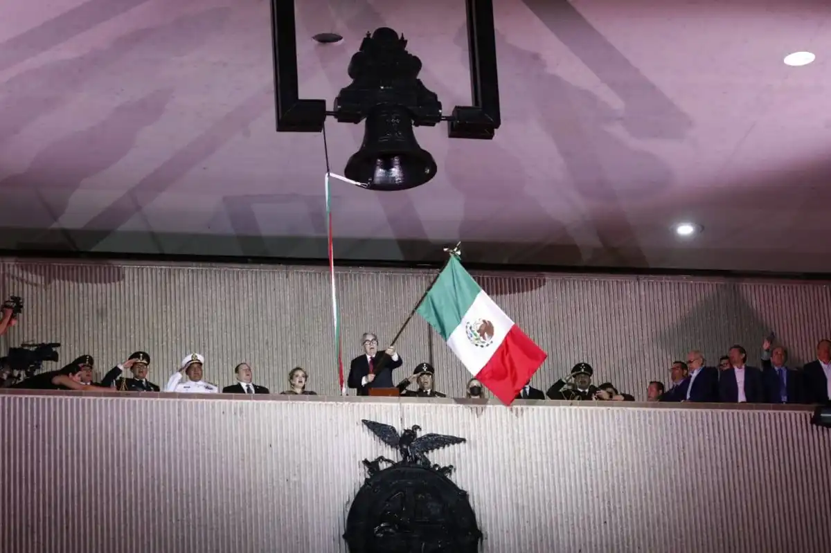 Conmemora el 215 aniversario del Grito de Independencia con acto solemne encabezado por Rubén Rocha